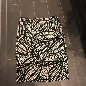 ANN TAYLOR BLACK AND WHITE PENCIL SKIRT